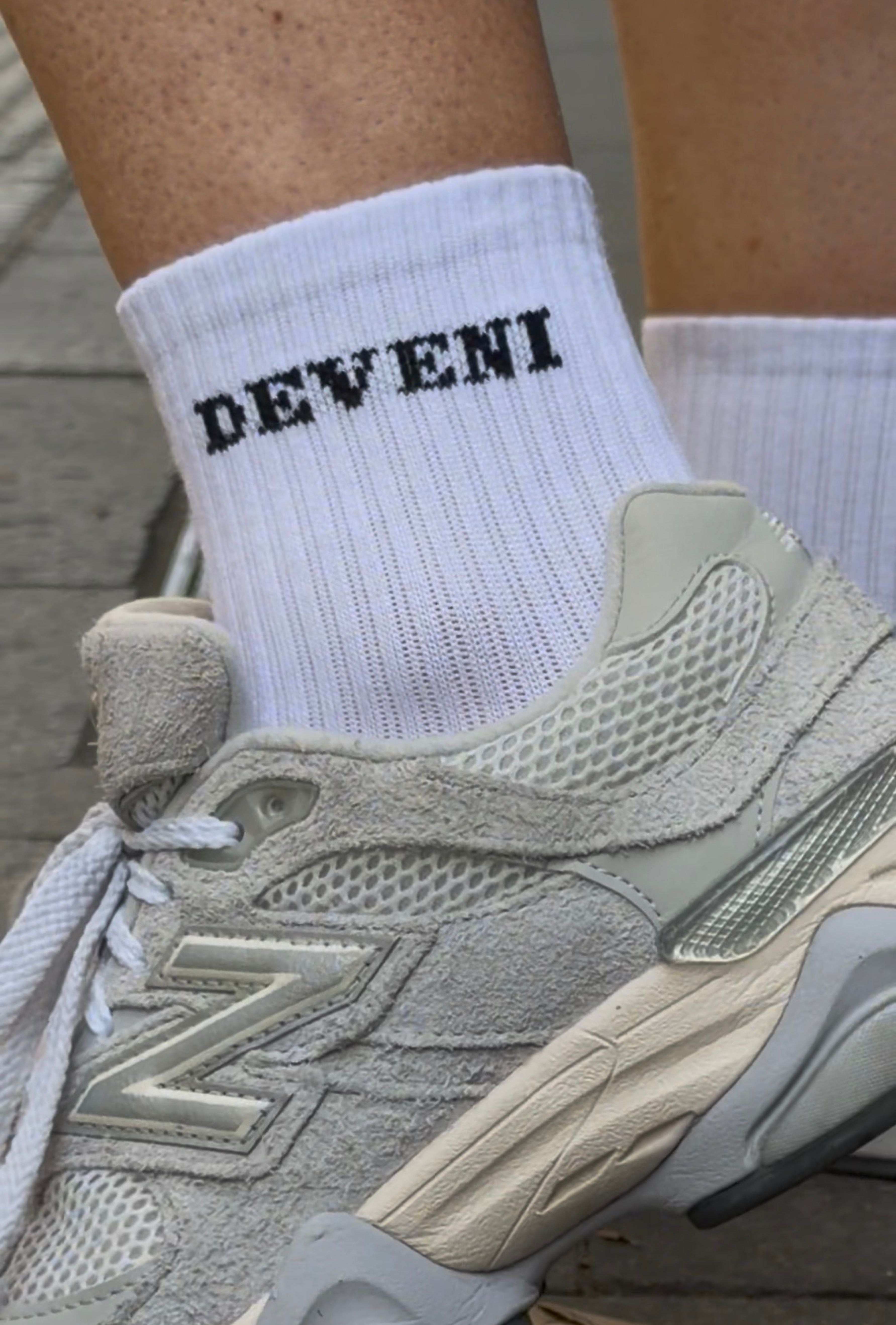 Ultra-soft bamboo blend, cushioned crew socks.